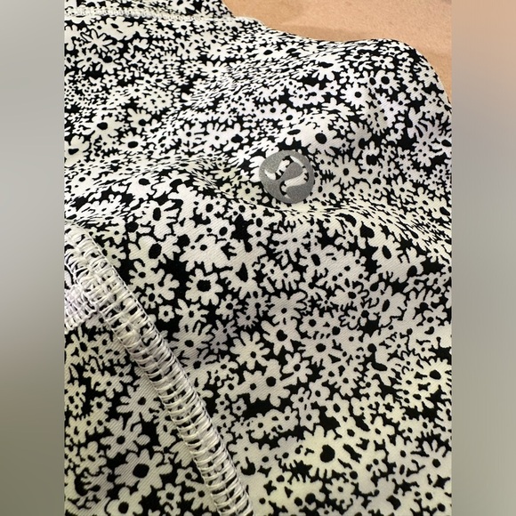 Rare Lululemon Train Times Short Ditsy Daisy NWT Size 4 - Picture 10 of 11